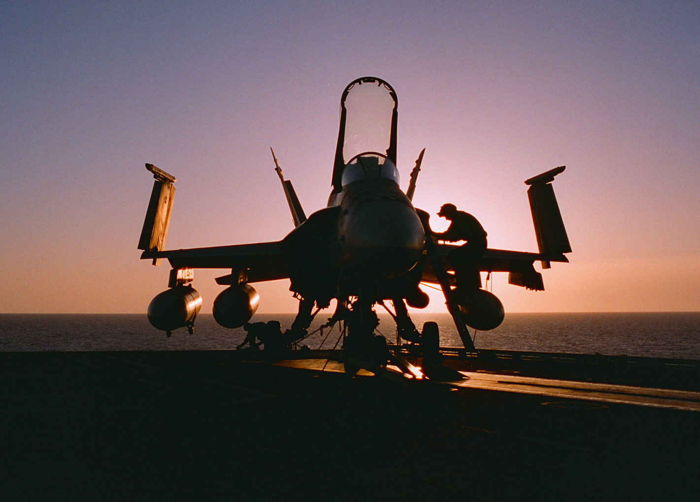 f-18 with sailor working.jpg (310381 bytes)